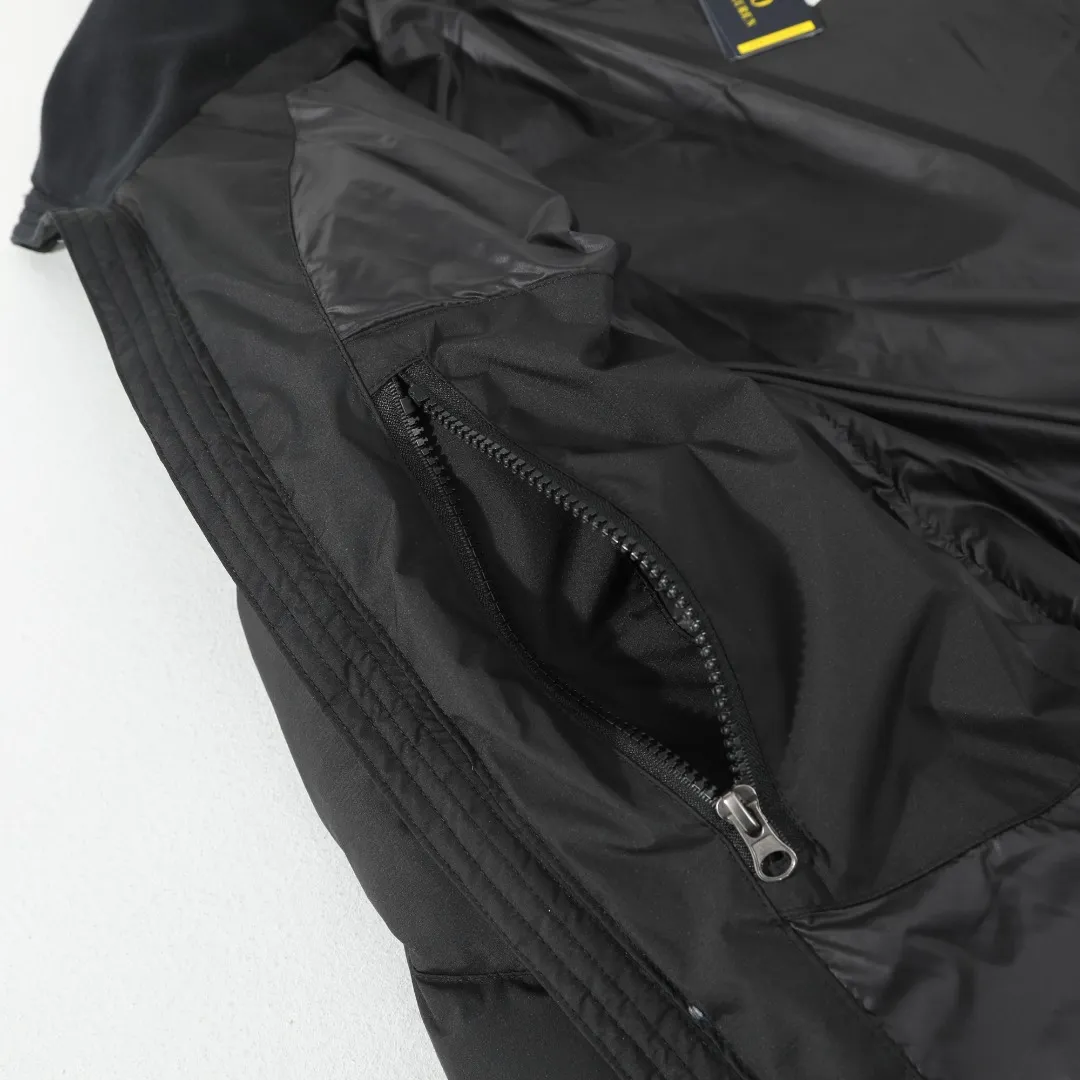 P680 #R58 Ralph Lauren/Ralph Lauren classic new down jacket jacket with detachable hood extra thick plush down jacket men's top "Thousands of stitches of electric embroidery, the logo is like a work of art" The imported Barudan embroidery machine is used to carve the classic polo logo with precision electric embroidery technology. Each letter is full and three-dimensional, with clear details, making it the "most expensive embroidered logo" on the down jacket, highlighting its extraordinary status. "75% national standard high-quality white duck down, light and heat-locking" is filled with 75% high-quality white duck down, which is light and pressure-free, but has excellent warmth retention. After compression, it can quickly rebound and become fluffy, say goodbye to bloat, embrace unburdened warmth, and face the cold winter without timidity. "Technical fabrics that protect against cold and wind and rain" · Long-lasting fluffy and non-stiffening, consistent thermal performance · 400T high-density gallbladder + pinhole retraction technology, completely say goodbye to velvet · Windproof and waterproof matte fabric with adjustable hem, easy to deal with bad weather "Five colors come together to interpret diverse styles" · White: pure first snow, fresh and versatile · Black: classic without limits, calm and atmospheric · Navy blue: low-key and elegant, suitable for both business and leisure · Sky blue: bright and healing, brightening up dull winter days · Khaki: retro and gentle, the first choice for urban wanderers "The details are authentic, the texture is everywhere" The original electroplated YK zipper is smooth and durable, the detachable hood can be worn multiple times, and the original hangtag and washable label ensure authentic quality. The same design for men and women makes it easy to control whether it is used as a couple's outfit or to create personal style, making it an indispensable fashion equipment this winter.  Color: Black, Navy, Khaki, White, Sky Blue Size: S M L